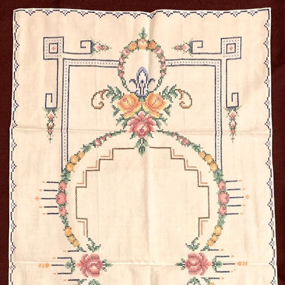 🌸 Vintage Hand-Embroidery Cross-Stitch Tablecloth from Poland - Picture 3 of 6